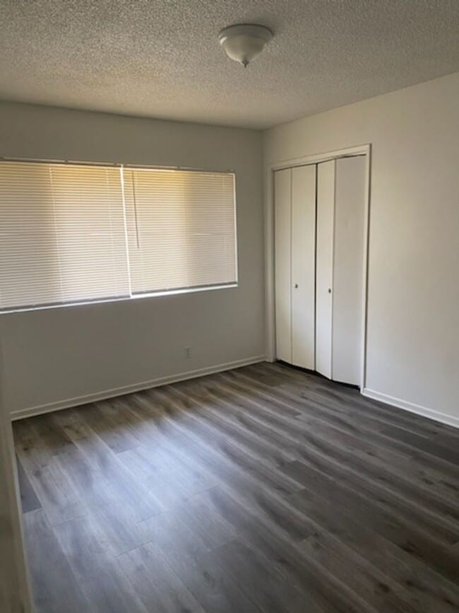 Building Photo - 2 Bedroom, 2 Bathroom Duplex in Hemet - Av...