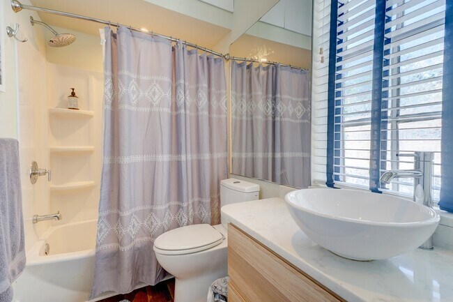 Building Photo - 416 S Front St