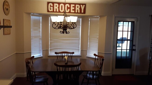 Building Photo - Available JULY 1st! Beautiful clean open concept home!