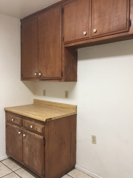 kitchen cabinets - 33141 Case St