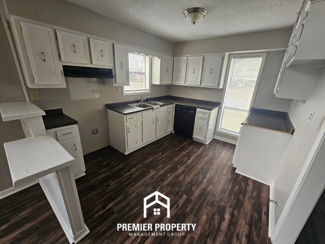 Building Photo - Spacious 3BR Memphis Home with Vaulted Ceilings, Fireplace & Fenced Backyard