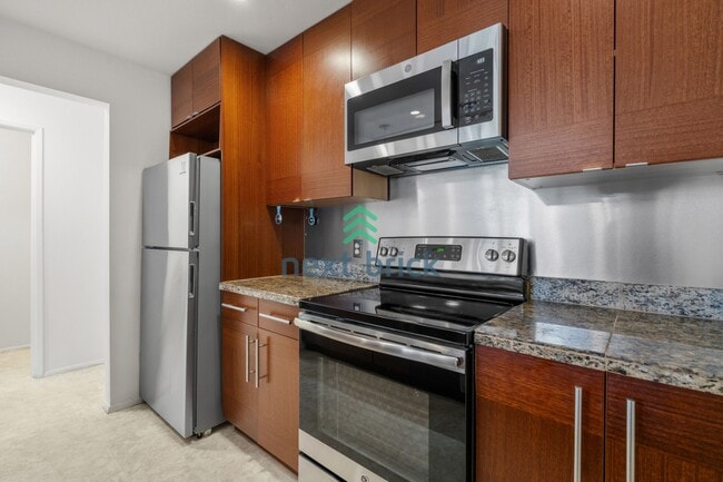 Building Photo - 2 BED & 1.75 BATH FOR RENT