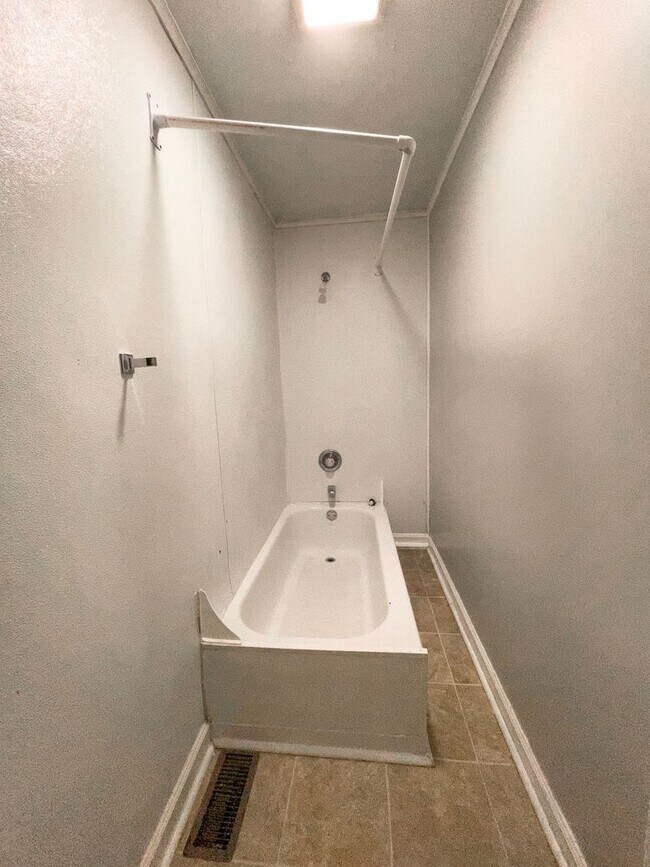 Building Photo - 1900 E 22nd St