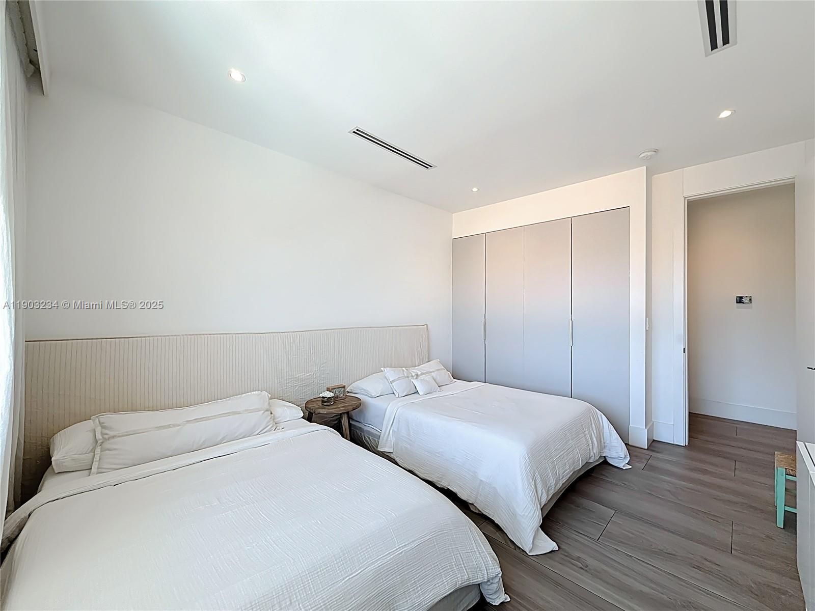 Building Photo - 561 Warren Ln