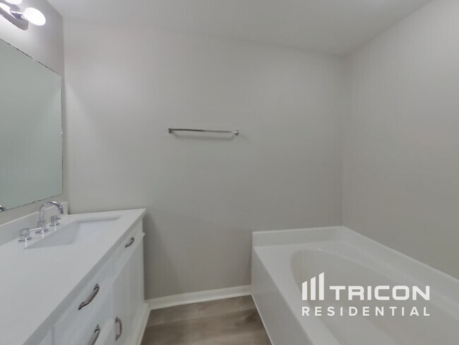 Building Photo - 2232 Nettlebrook St N