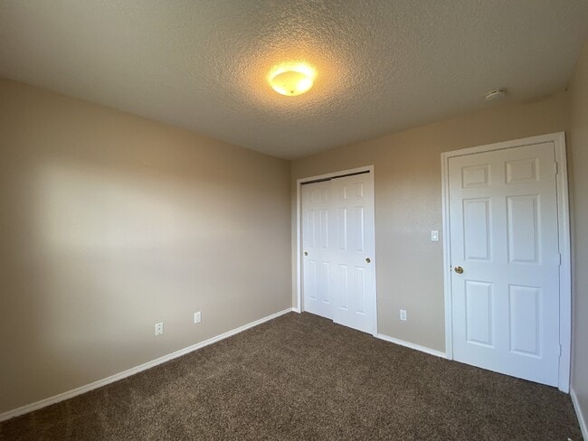 Building Photo - LOTS OF SPACE - LARGE 3 BR PLUS LOFT!