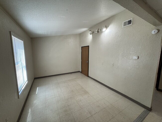 Building Photo - MOVE IN SPECIAL- Charming 2-Bed Oasis in Lubbock - Cozy 750 Sq Ft Retreat!