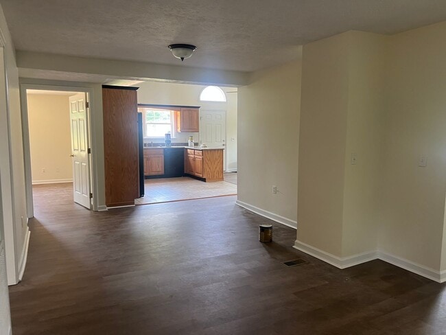 Building Photo - Very Nice 4 bedroom near Tri Cities Airpor...