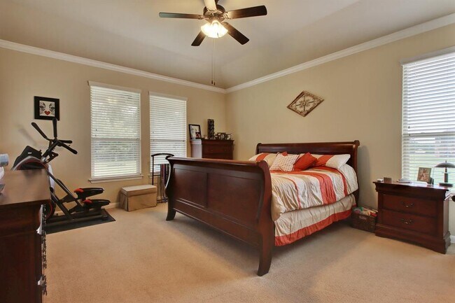 Building Photo - 323 Chisholm Trail