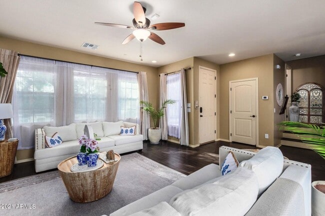 Building Photo - GORGEOUS home in THE KNOLLS at Power Ranch!