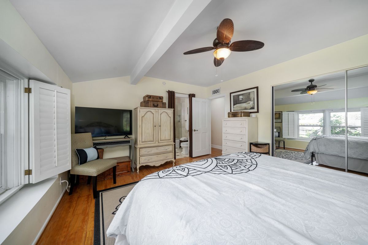 Building Photo - 4571 Canoga Dr