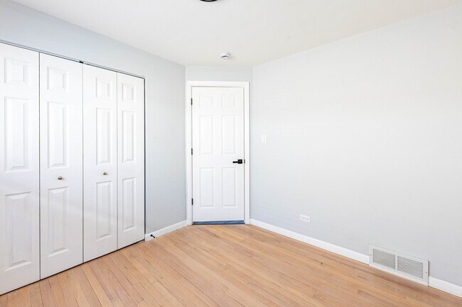 Building Photo - 4914 W 32nd Pl