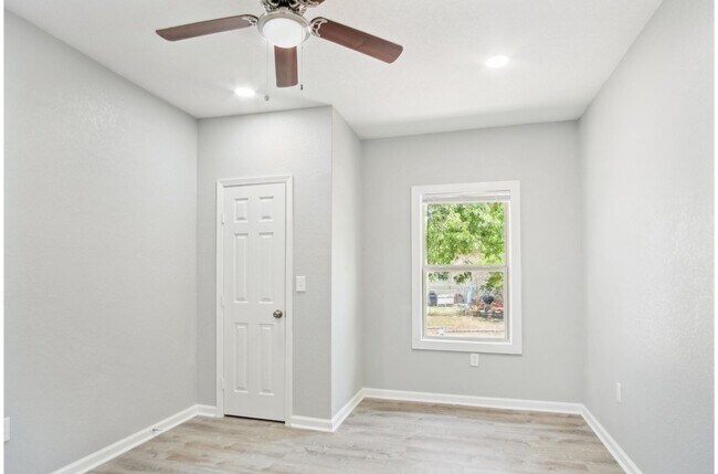 Building Photo - Charming and Modern Living Near Downtown San Antonio