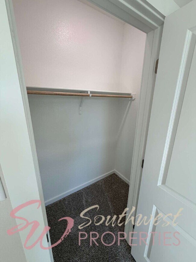 Building Photo - FOUR bedroom townhouse. Off campus living with easy, close to campus style!