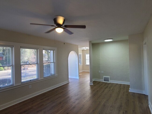 Building Photo - Action Properties R.E.S. Inc offering Central Roseville 2 Bed, 1bath  Carport Parking, Large yard...