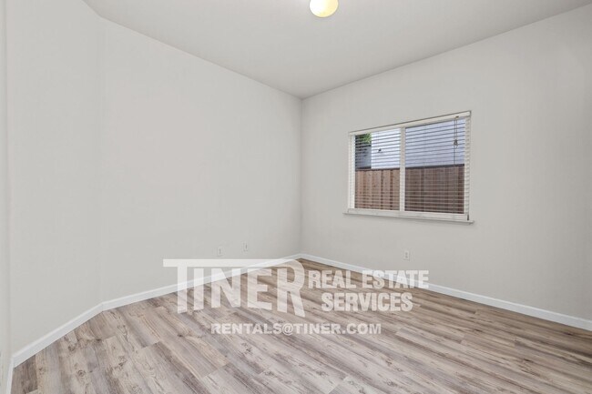 Building Photo - 51 Tulip Tree Cir