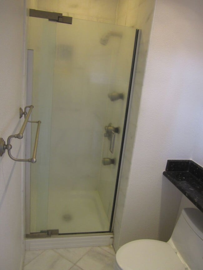 Building Photo - SPACIOUS 3BED, 2 BATH IN EXCELLENT SANTA C...