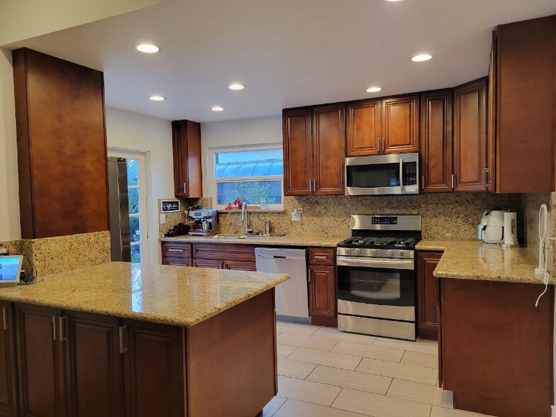 Building Photo - 716 Valley Crest Dr