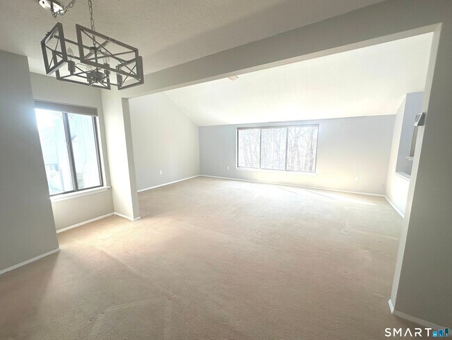 Building Photo - 7 Redwood Ln