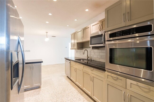 Building Photo - 565 NE 160th Terrace