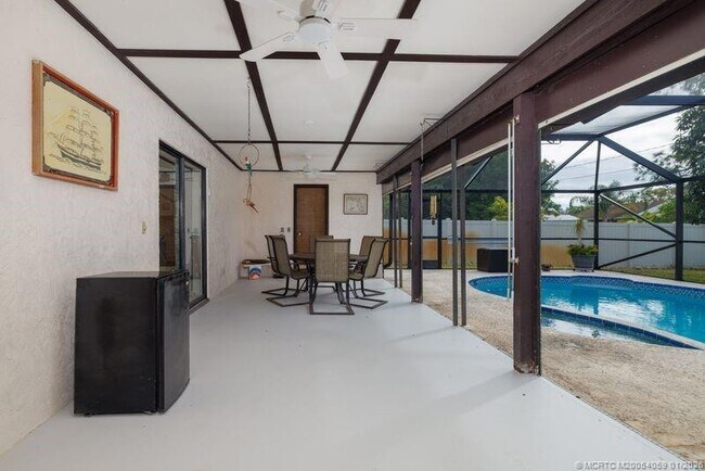 Building Photo - 160 SE Duxbury Ave