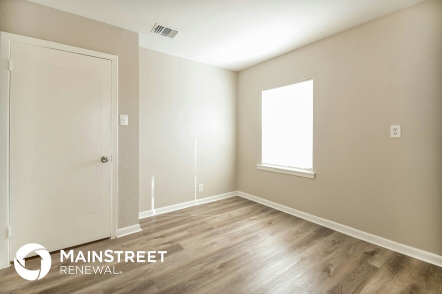 Building Photo - 347 Pilgrim Dr