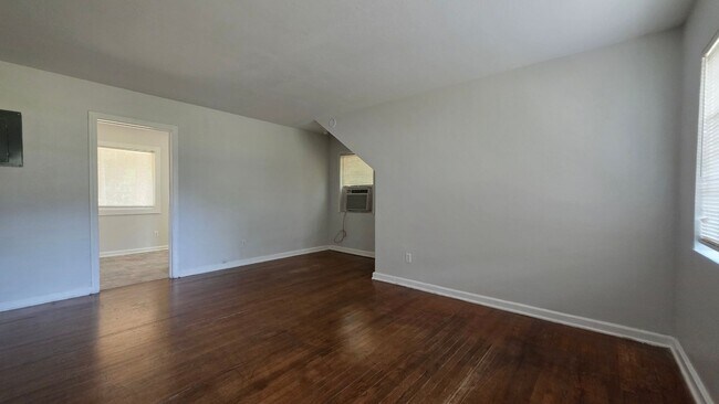 Building Photo - 903 7th Ave