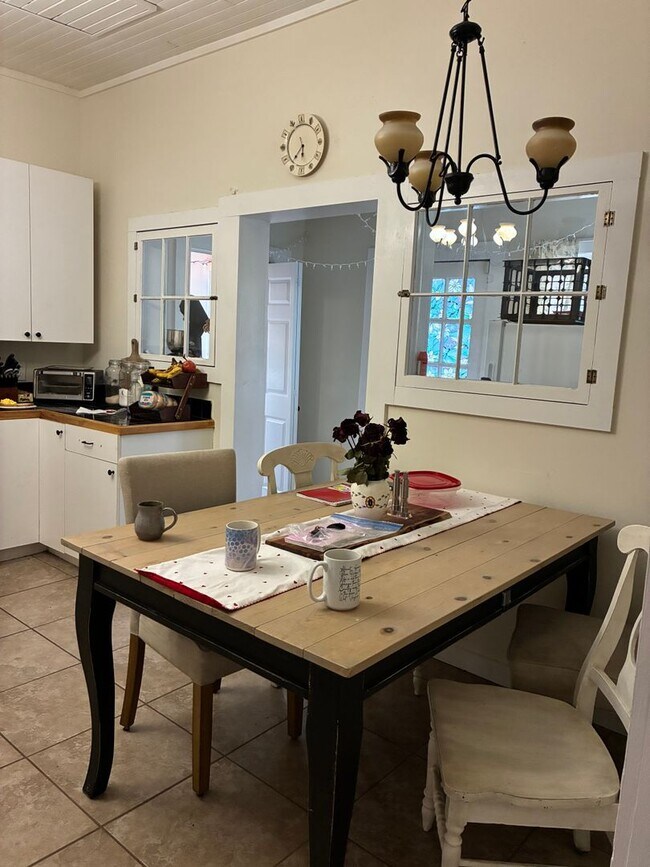 Building Photo - 3 Bedroom home near downtown and campus.