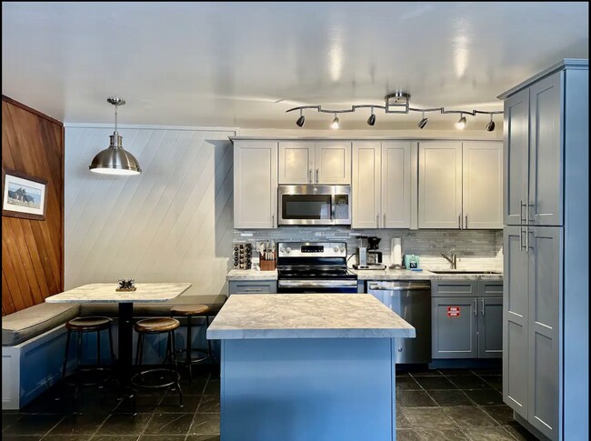 Building Photo - Stylish 2-Bed + Loft Mountain Condo in San...