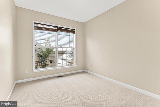 Building Photo - 47497 Saulty Dr