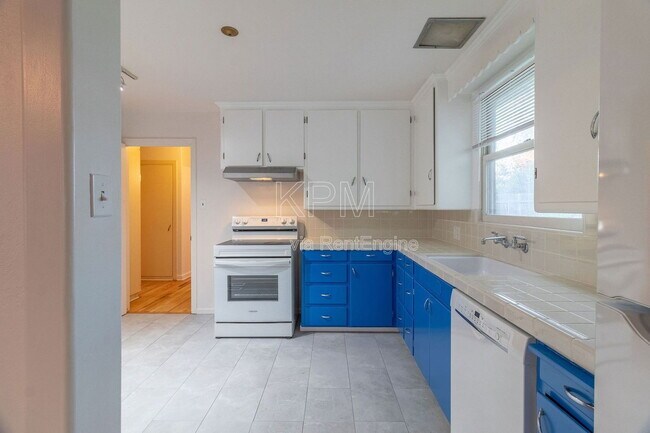 Building Photo - 1749 Christina Ave