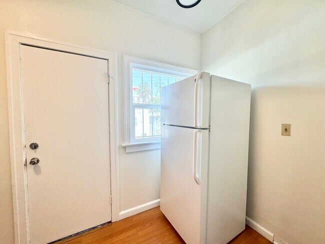 Building Photo - 1417 N Hobart Blvd