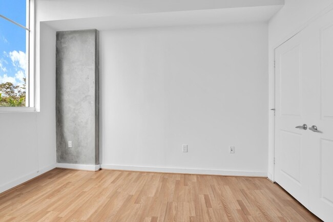 Building Photo - 300 S Australian Ave