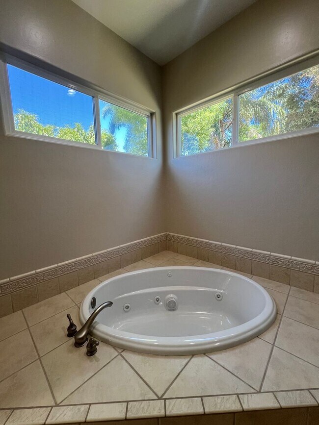 Building Photo - Charming 3 bedroom 2.5 bath!