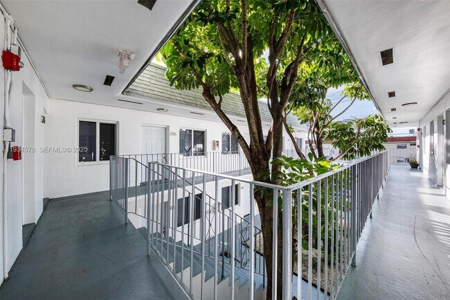 Building Photo - 1960 NE 161st St