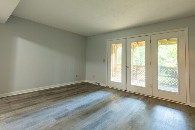 Building Photo - 3 story 2 bed 1.5 bath condo with large ga...