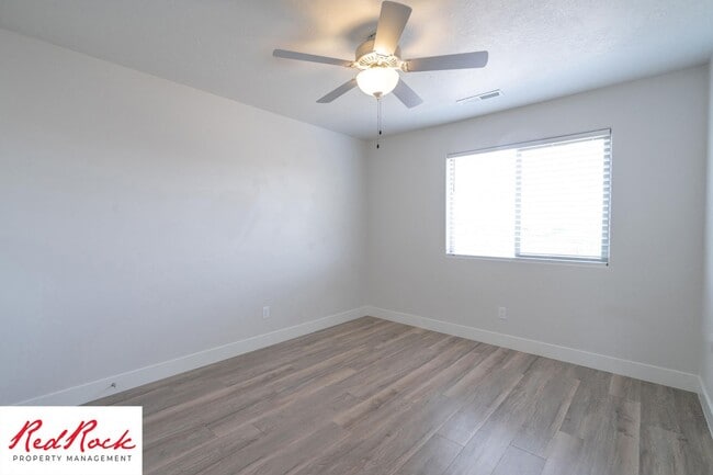 Building Photo - Gorgeous 3 Bedroom Townhome in Washington!