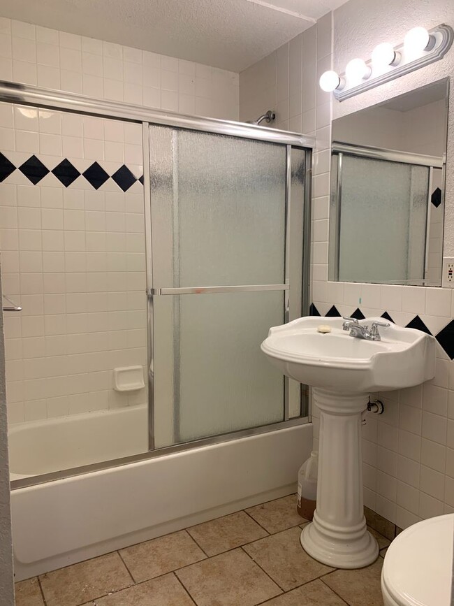 Building Photo - Country living