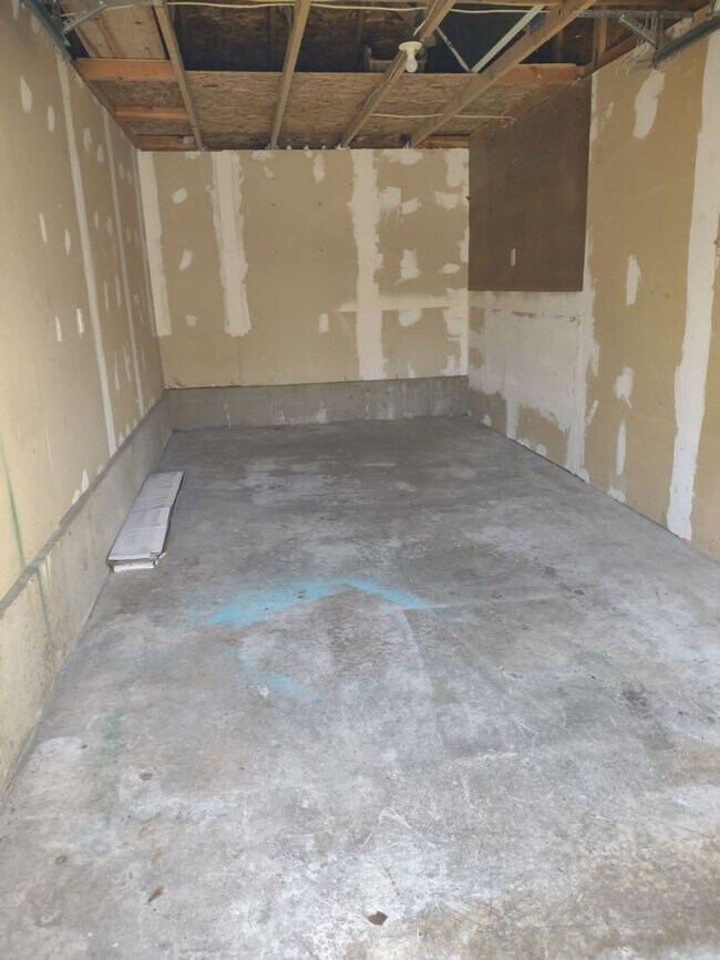 Building Photo - Ground Floor 2 BR 2BA with Storage & w/d