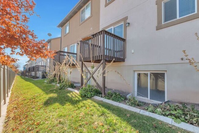 Building Photo - Stunning Saratoga Springs Townhome