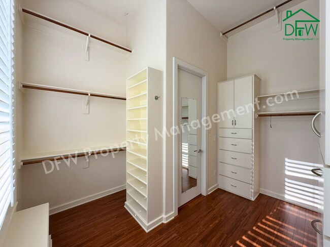 Building Photo - 4 Bedroom, 4 1/2 Bathroom Home with Pool for Lease in Irving