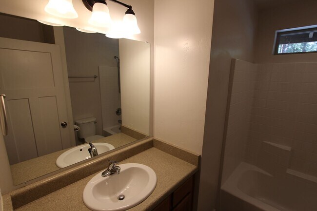 Building Photo - $500 off your 1st Month's rent! Home in Mo...