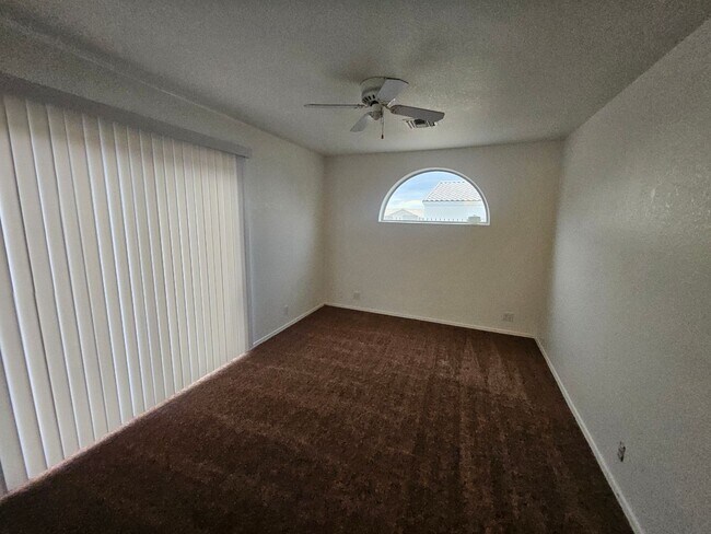 Building Photo - 3 Bedroom House w/ 3 Car Garage in Fort Mo...