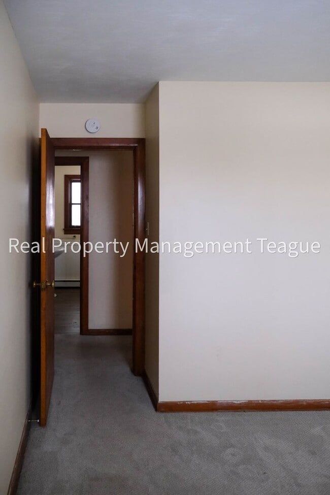 Building Photo - Charming 3 bedrooms in Rensselaer