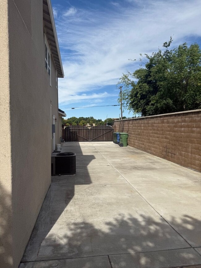 Building Photo - Stunning 5-Bedroom, 4-Bath Home in Prime B...