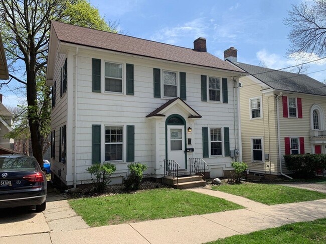 Building Photo - 143 Lathrop St
