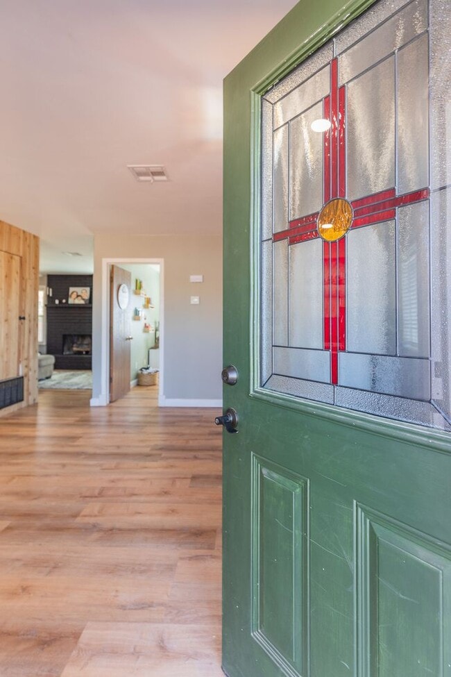 Building Photo - Beautiful 3 Bed 2 Bath - Gorgeous Views & Fenced in Backyard!