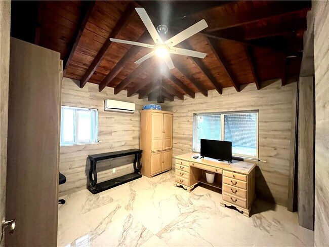 Building Photo - 720 NE 28th Ave