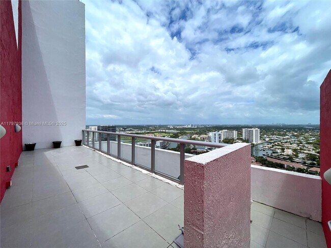 Building Photo - 2600 E Hallandale Beach Blvd