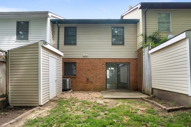 Building Photo - 3 bed/2 1/2 Bath. Pet Friendly. Easy acces...